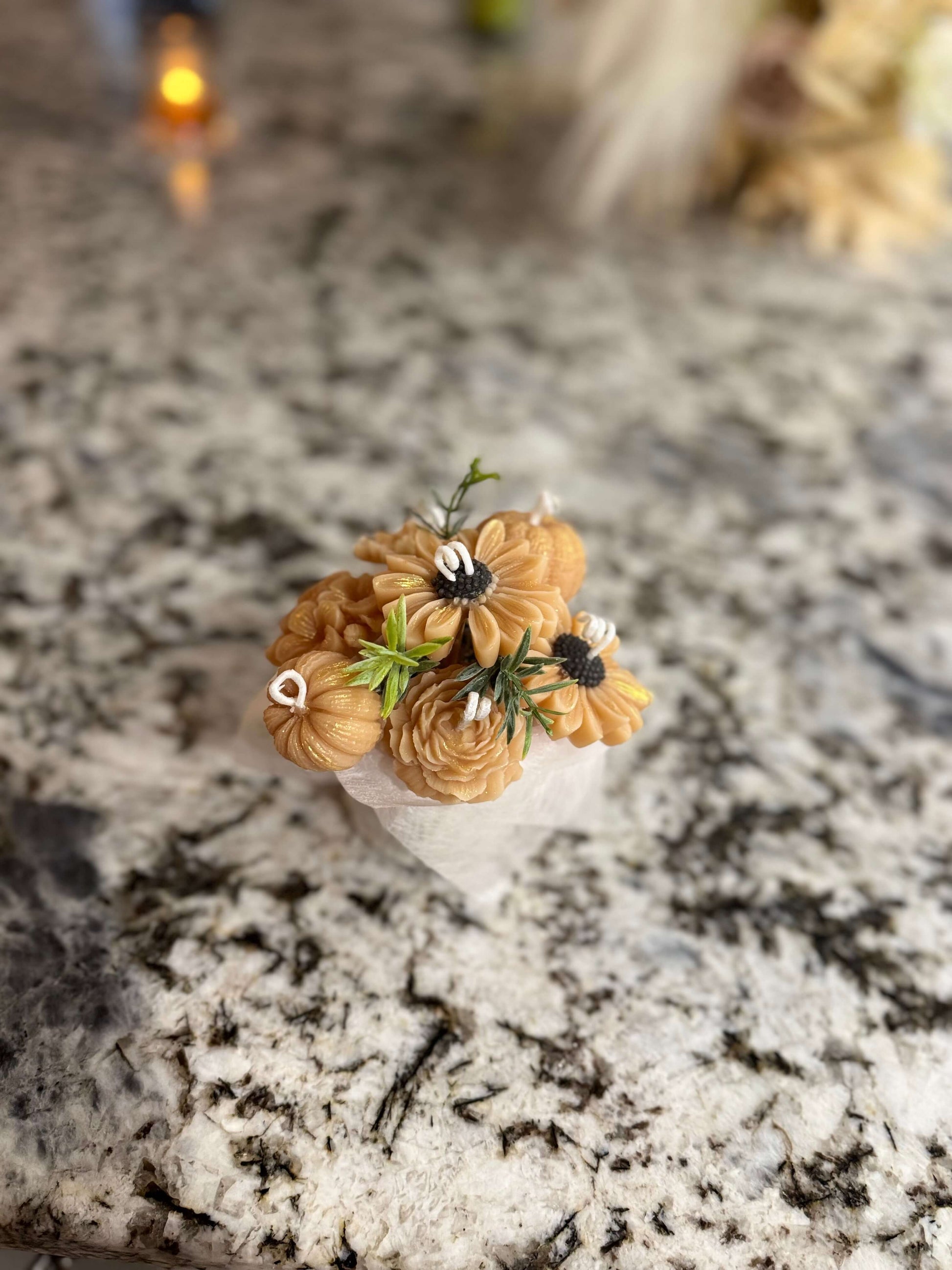 Handcrafted floral candle with tender baby powder essence. Elegant artisanal design, ideal for gifts or cozy luxury décor.