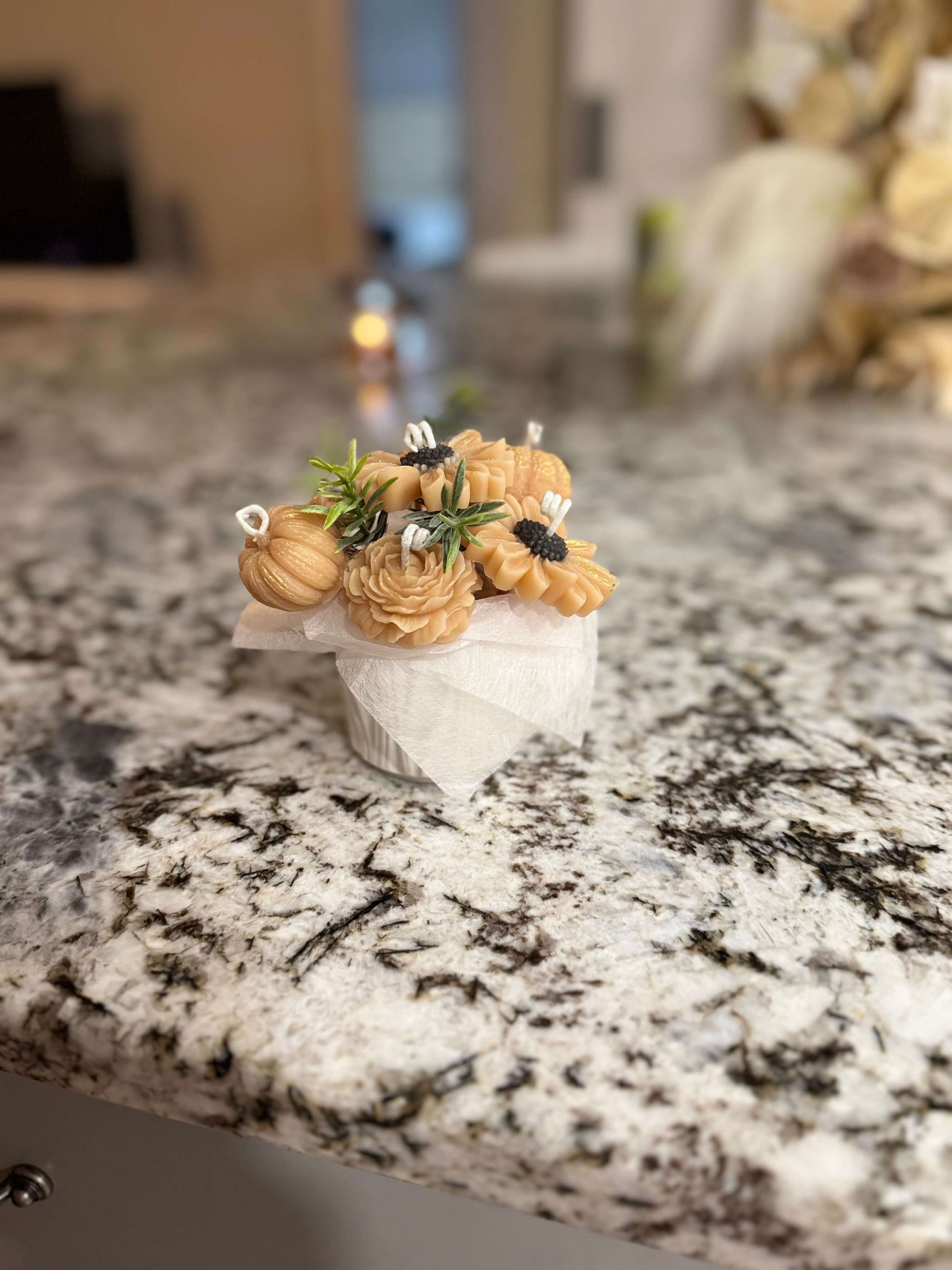 Handcrafted floral candle with tender baby powder essence. Elegant artisanal design, ideal for gifts or cozy luxury décor.